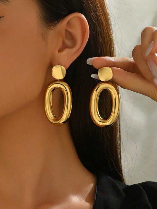 [ 8日から12日程度でお届け予定 ] ジュエリー レディース イヤーアクセサリー 楕円形ピアス 1ペア、滑らかなラインの自然なゴールドのテクスチャーが輝き、高級感のあるデザインでトータルのファッション性と優雅さを引き立てます