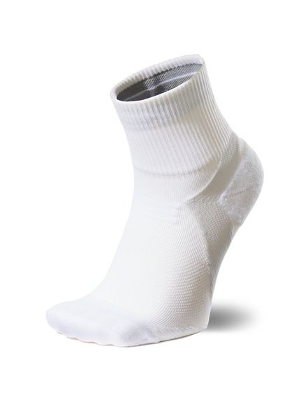 ARCH SUPPORT QUARTER SOCKS(アーチサポートクォーターソックス) B BK FY W カラー B/BK/FY/W サイズ S/M/L 素材 ポリエステル綿ナイロンポリウレタン 原産国 日本 メーカー品番 0128GC2330103 コメント 足裏にある3つのアーチをサポートするテーピング構造を持ったソックス。足裏の内側縦アーチ、外側縦アーチ、横アーチをサポートして、足にまつわるトラブルの原因となりやすいアーチの崩れを軽減。アーチを支えることで、着地時に脚にかかる衝撃を吸収するだけでなく、足裏アーチがバネの役割を果たして推進力をもたらします。ソックス内側のつま先とかかと部分は、クッション性の高いパイル構造に。つま先は、強度の高い糸に切り替えて補強しています。くるぶしがしっかり隠れるクォーター丈。環境への負荷に配慮してリサイクル素材を使用しています。特許登録済み(特許番号:5704860号)