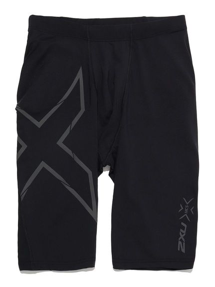 【ブランド：2XU（ツー・タイムズ・ユー）】ランニングに最適な段階着圧機能を備えたコンプレッションショーツ。大腿部と大腿四頭筋中心のマッピングにより膝を保護します。また主要な筋肉を疲労や損傷から保護し反復衝撃からくるストレスを低減します。MCSランコンプショート カラー BLK/BRF サイズ XS/S/M/L/XL 素材 72% NYLON 28% LYCRA 原産国 SRI LANKA メーカー品番 62139480 コメント 【ブランド：2XU（ツー・タイムズ・ユー）】\nランニングに最適な段階着圧機能を備えたコンプレッションショーツ。大腿部と大腿四頭筋中心のマッピングにより膝を保護します。また主要な筋肉を疲労や損傷から保護し反復衝撃からくるストレスを低減します。