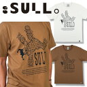 【SULLO　スージョ】　サッカーウエア/フットサルウエア/スポーツウェア/Tシャツ/半袖シャツ/半袖Tシャツ/2023春夏モデル/男性用モデル/メンズモデル/男女兼用モデル/ユニセックスモデル ●CLOWN TEE 関東を中心にスボルメ、ルースの次にブレイクしそうなブランドとして現在人気上昇中の『SULLO-スージョ』 そのデザインは奇抜でキャッチーで、またに個性を出しつつも使い勝手の良く、他のブランドにはない「ひっかかり」を生み、新しい繋がりを紡ぐブランドです。 ピエロがフロースタイルをしている、カラフルなTシャツです。全3カラー展開で、どの色も個性的でおしゃれなデザインです。さらりとした綿素材で着心地も抜群。ピエロのように楽しくボールを蹴っている皆様におすすめです。 【素材】　ナイロン76.5%、ポリウレタン23.5% 【シルエット】　REGULAR FIT 【Mサイズ】　着丈69 身幅52 肩幅45 袖丈20 【Lサイズ】　着丈73 身幅55 肩幅48 袖丈21 【モデル】　ロングヘアー 173cm 70kg 着用サイズ L、ショートヘアー 172cm 72kg 着用サイズ L、女性 164cm 着用サイズ L