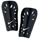 【NIKE-ナイキ】　サッカー用品/フットサル用品/サッカーグッズ/サッカーアクセサリー/レガース/シンガード/スネアテ/すねあて/メンズモデル/男性用モデル//大人用/ジュニア用/JR用/キッズ用/KIDS用/子供用/少年用/少年サッカー用 ●Jガード　シンガード/レガース サッカーの練習の時や試合の際に大事な足を守るために必要なレガース！ 試合中の衝撃を考慮したデザイン。頑丈なコンポジットシェルを採用。通気孔でさらりと快適な着用感が持続。 【素材】　ポリエチレン 80% EVA樹脂 20% 【カラー】　ブラック×ホワイト、黒