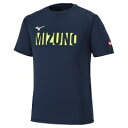 ◆MIZUNOがシンプルに配置されたプリントデザインのJTTAワッペン付きゲームシャツです。 ◆サイズ： XS、S、M、L、XL、2XL ◆カラー 14：ネイビー ◆素材： ポリエステル100％ ◆原産国： インドネシア製 ◆スタンダードフィット ※広告付きユニフォームの為、一部の大会で使用できないことがあります。 ◆商品の実寸（商品の仕上がり寸法）：XS/S/M/L/XL/2XL（cm） 後丈：62／64／66／68／70／72 胸回り：95／99／10／107／111／115 肩幅：41.8／43.2／44.6／46／47.4／48.8 袖丈：18／19／20／21／22／23 ※こちらユニセックスの商品になります。商品規格は男性サイズです。 女性の方の場合は、ワンサイズ程度小さめか適合/規格サイズもご参考のうえお選び下さい。