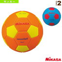 ■商品情報 商品名【サッカーボール ミカサ】 スマイルサッカー／3号球（STPEF3） メーカー名ミカサ カラー（OY）オレンジ／イエロー, （SBLR）サックスブルー／レッド サイズ3号球 素材スポンジ（TPE） 重量240-260g 推奨内圧0.20-0.30kgf／cm2 生産国中国 ■メーカー希望小売価格はメーカーカタログに基づいて掲載しています■商品詳細情報 特徴縫いビート板と同じスポンジ素材（EVA）を使用し、衝撃への不安を大幅に軽減。軽い素材で当たっても痛くない一方、良く弾み、投げたり受け止めたりしやすいのも特徴です。小さなお子様の初めてのボール遊びから、ご高齢の方々の運動用品として、どなたでもボールスポーツを楽しめます。