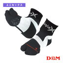 ■商品情報 商品名【バレーボール ウェア（メンズ/ユニ） D＆M】 ニンジャクロス／ninja X／バレーボール ジャンプソックス／ユニセックス（109035-59） メーカー名D＆M カラー─ サイズ（109035）22.0〜24.5cm, （109059）28.0〜30.5cm 素材ポリエステル、綿、ポリウレタン 重量73g/1足 箱サイズW90×H210×D30mm 生産国中国 ■メーカー希望小売価格はメーカーカタログに基づいて掲載しています■商品詳細情報 特徴滑べりにくく力を最後まで加えやすい。前後左右に振られても姿勢を安定。足袋形状：ジャンプの蹴り出しの最後まで、親指で力が加えやすい形状。母指球滑止めシリコン：シューズ内の滑りを抑えて、力をシューズへ伝達します。アンクルサポート：前後移動時に流されないように、踏ん張る力をサポートします。サイドサポート：横移動時に流されないように、踏ん張る力をサポートします。 お手入れ30度を限度に、手洗いをしてください。汚れた場合は、中性洗剤を溶かしたぬるま湯で手洗いしてください。ドライクリーニングや乾燥機、脱水機、漂白剤などの使用は避けてください。※洗濯後は陰干しし、十分乾燥させてください。