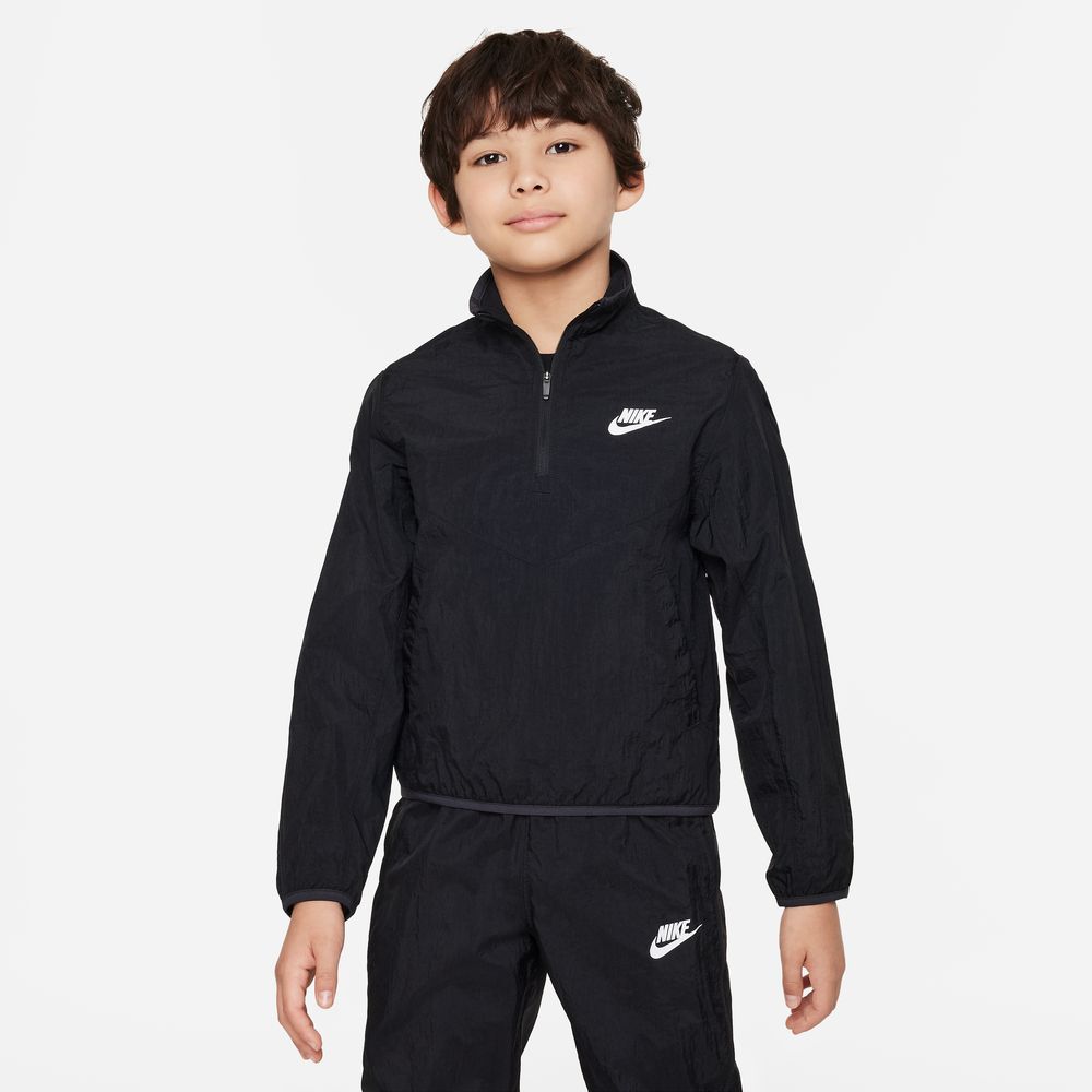 【国内正規品】 NIKE ナイキ ジャージ ジュニア キッズ 子供服 スポーツウェア 運動着 ウェア お気に入りに加えたくなるトラックスーツが登場。 心地良さ抜群のややシワ感のある素材で、一年を通じて気軽に着用できます。 Nikeの伝統をイメージした胸元のV字型のデザインラインが、クラシックなウィンドランナースタイルを演出。 ・メッシュの裏地は柔らかく涼しい肌触りで、一週間を通してワイルドな走りをサポート。 ・パンツのサイドポケットやジャケットのハンドポケットにスナックや貴重品を収納可能。 ・背面に大きくプリントされた、影の付いたFuturaロゴでスウッシュへの強い思いをアピール。 ■カラー：ブラック/ブラック/ホワイト ■サイズ：130、140、150、160 ■素材：本体/ナイロン100％、メッシュ裏地/ポリエステル100％ ※当店掲載の商品は他モールでも同時販売しております。 　在庫状況は自動更新されておりますが、短時間で注文が集中した時など、 　稀にデータ反映が間に合わず、WEB上でご注文いただけても欠品となる場合がございます。 　万が一の欠品の際は何卒ご容赦ください。 　ご注文後のメールにて在庫の有無と発送日をご案内致します。