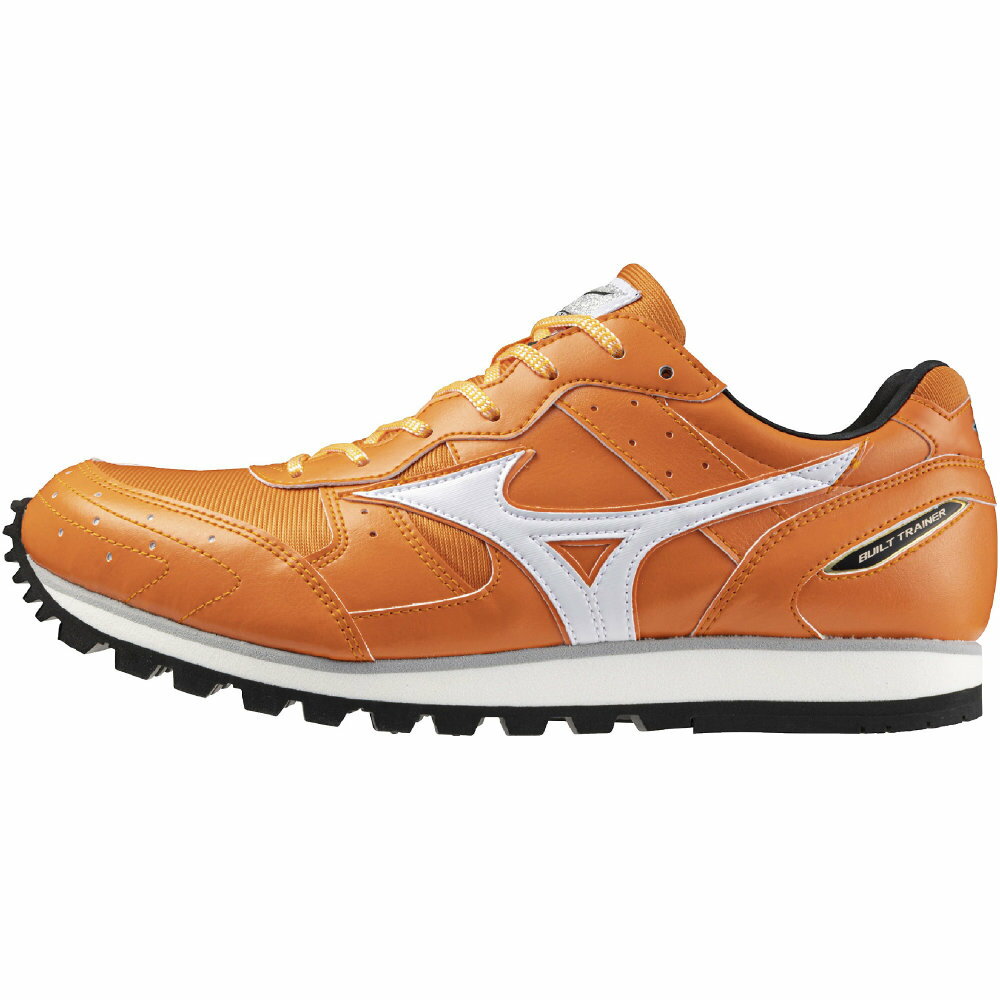 MIZUNO BUILT TRAINER 2 ビルトトレーナー2 陸上 トレーニングシューズ 陸上競技 2023年12月発売 2024年モデル 短距離・フィールド選手のための万能厚底トレーニングモデル。 リピーターも多い人気モデルです。 ■カラー :オレンジ×ホワイト ■サイズ :24.0cm、24.5cm、25.0cm、25.5cm、26.0cm、26.5cm、27.0cm、27.5cm、28.0cm ■ウィズ(幅)：2E相当の方向け ■質量：約260g(27.0cm片方) ■甲材：合成繊維×人工皮革 ■底材：ゴム底 ■原産国：日本製※当店掲載の商品は他モールでも同時販売しております。　在庫状況は自動更新されておりますが、短時間で注文が集中した時など、　稀にデータ反映が間に合わず、WEB上でご注文いただけても欠品となる場合がございます。　万が一の欠品の際は何卒ご容赦ください。　ご注文後のメールにて在庫の有無と発送日をご案内致します。