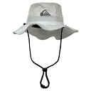 QUIKSILVER クイックシルバー SURFTRIP BUSHMASTER HAT ハット 撥水 QUIKSILVERのベストセラーBUSHMASTER HATを、サーフトリップやキャンプによりフィットするよう機能素材を採用してブラッシュアップ。 撥水加工かつ軽量のポリエステルなのでガシガシ使えてストレスフリー。 コットンに比べて清涼感もありUVカット（UPF50+）も備わって、トリップ先だけでなく猛暑下のタウンや普段使いにもベストアイテムです。 ■カラー：WHT ※当店掲載の商品は他モールでも同時販売しております。　在庫状況は自動更新されておりますが、短時間で注文が集中した時など、　稀にデータ反映が間に合わず、WEB上でご注文いただけても欠品となる場合がございます。　万が一の欠品の際は何卒ご容赦ください。　ご注文後のメールにて在庫の有無と発送日をご案内致します。