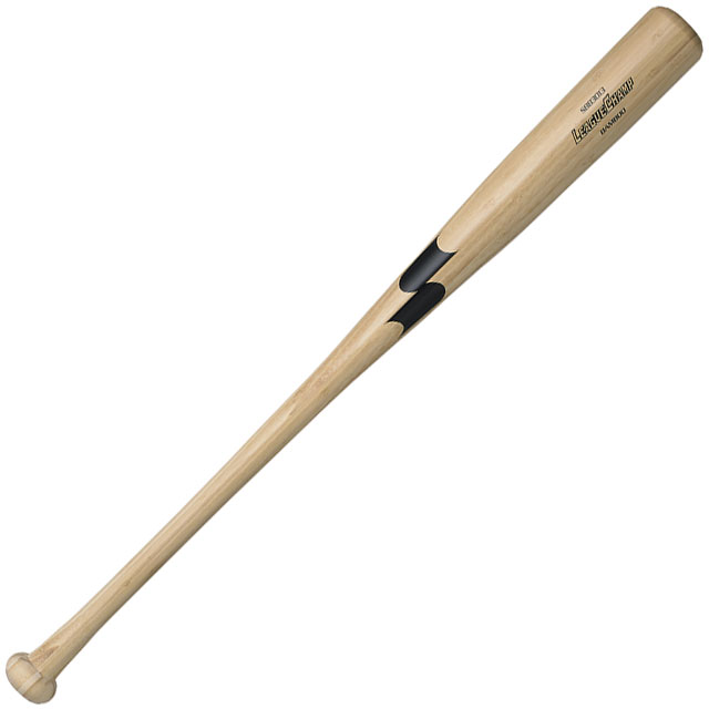 種別 硬式木製バット メーカー名 エスエスケイ（ssk） 長さ・重量 83cm・840g平均 素材 竹 カラー ナチュラル 特徴 中学硬式野球向けの練習用竹バットです。 素材には耐久性に優れた竹を使用し、合板加工により強度と打感を向上。 全長83cm、重量平均840gで、くりぬき仕様を採用し振りやすさを追求しています。 練習用として最適で、スイングフォームの向上や打撃技術の習得に役立ちます。 ジュニア選手の打撃練習に適した、耐久性と操作性を兼ね備えた竹バットです。 ■くり抜き有り ※ご注文前に必ずお読み下さい※ 当店の掲載商品は、当社が運営するショピングサイト、 実店舗でも同時販売しております。 また、ご注文手続きが可能な状態であっても、 「実店舗在庫」と「メーカー在庫」を共有しておりますので、 商品によりましては入荷までにお時間を頂く場合や、商品がまれに欠品している場合もございます。 あらかじめご了承の上、ご注文ください。 メーカー希望小売価格はメーカーカタログに基づいて掲載しています