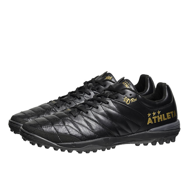 種別 サッカー フットサル トレーニングシューズ メーカー名 アスレタ(ATHLETA) カラー 7058/ブラック×ゴールド アッパー 天然皮革（カンガルー）、人工皮革（マイクロファイバー） ミッドソール 合成底（EVA） アウトソール 合成底（ラバー） 特徴 カンガルーレザーとマイクロファイバーのコンビネーションアッパーにスタビライザー搭載ソールが融合したO-Reiマルチトレーニングトップモデル。 アッパー爪先に高品質カンガルーレザーを採用。 素材の特性を活かしながら伸びを抑制するステッチワークを施した設計を採用。 ミッドソール後足部に配置されたスタビライザーがクッション性を確保しながらもかかとのブレを抑制し安定感をもたらします。 かかとの収まるエリアにはシンセティックヌバック素材を採用。 かかと全体を柔らかく包むと同時に、素材自体の高いグリップ性能がプレー時の足のブレを抑制します。 ※ご注文前に必ずお読み下さい※ 当店の掲載商品は、当社が運営するショピングサイト、 実店舗（展示品含む）でも同時販売しておりますため、 同タイミングのご注文があった場合、商品がまれに欠品する場合がございます。 また、在庫表記については、注文手続きが可能な状態であってもメーカー在庫・実店舗在庫を共有しているため、 商品によっては入荷までお時間を頂く場合や商品が欠品している場合もございます。 あらかじめご了承の上ご注文ください。 メーカー希望小売価格はメーカーカタログに基づいて掲載して います