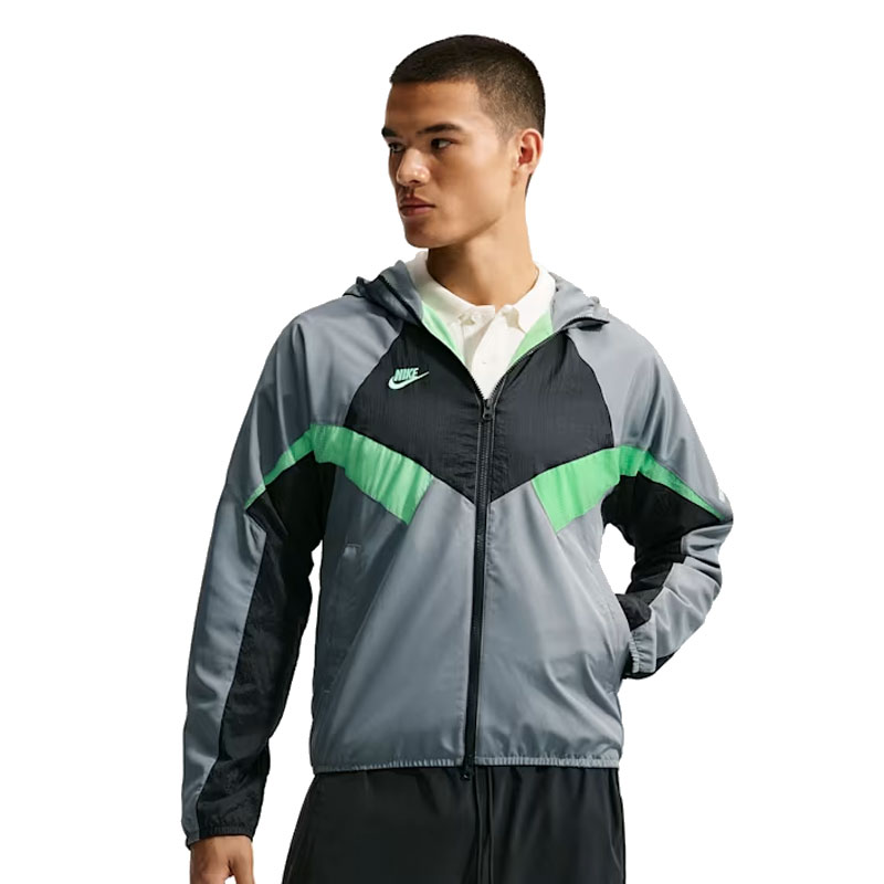 種別 サッカー ウェア メーカー名 ナイキ(nike) カラー 336/イリュージョングリーン×クールグレー×ブラック×イリュージョングリーン 素材 本体/ポリエステル 100％ パネル/ナイロン 83％、ポリエステル 17％ 特徴 Nikeの90年代サッカースタイルのルーツにリスペクトを込めた撥水加工のジャケット。 ウーブン リップストップ素材と速乾性に優れたメッシュの裏地を使用しています。 ゆったりとした快適なフィット感で、試合の日はもちろん、オフの日の重ね着にも最適です。 ※ご注文前に必ずお読み下さい※ 当店の掲載商品は、当社が運営するショピングサイト、 実店舗（展示品含む）でも同時販売しておりますため、 同タイミングのご注文があった場合、商品がまれに欠品する場合がございます。 また、在庫表記については、注文手続きが可能な状態であってもメーカー在庫・実店舗在庫を共有しているため、 商品によっては入荷までお時間を頂く場合や商品が欠品している場合もございます。 あらかじめご了承の上ご注文ください。 メーカー希望小売価格はメーカーカタログに基づいて掲載して います