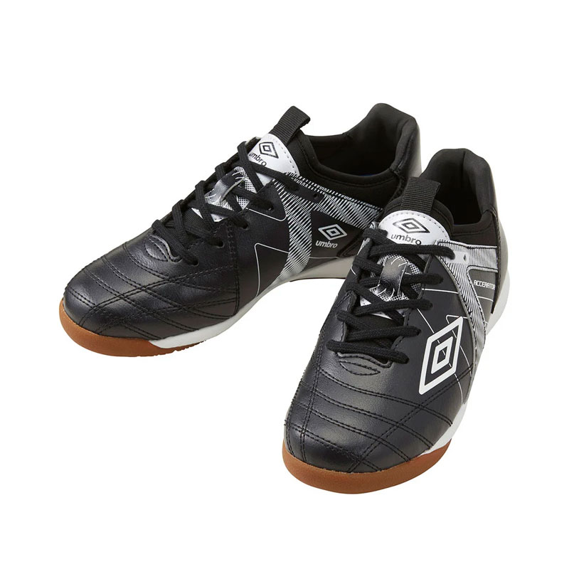 種別 サッカー フットサル ジュニア トレーニングシューズ メーカー名 アンブロ（umbro） カラー ブラック×ブラック×ホワイト アッパー 合成皮革、合成繊維 アウトソール ゴム底 特徴 「ACCERATOR」シリーズのスターター・ステップアッププレーヤー向けシューズ。 日本国内企画のワイドラスト。 アンブロが持つフィッテイングサポートファンクションのAフレームをグラッフィクデザインで表現。 インステップキック時のインパクトを意識しやすいプリント加工を採用。 ノンマーキング仕様のインドアコート専用アウトソールを採用。 Aフレームパーツを採用。 アッパー材全体に耐久性のある合成皮革を採用。 クッション性と反発性を考慮したインジェクションEVAをミッドソールに採用。 取り外し可能なEVAカップインソール。 ・重量：150g（19.0cmで計測） ・ワイド ※ご注文前に必ずお読み下さい※ 当店の掲載商品は、当社が運営するショピングサイト、 実店舗（展示品含む）でも同時販売しておりますため、 同タイミングのご注文があった場合、商品がまれに欠品する場合がございます。 また、在庫表記については、注文手続きが可能な状態であってもメーカー在庫・実店舗在庫を共有しているため、 商品によっては入荷までお時間を頂く場合や商品が欠品している場合もございます。 あらかじめご了承の上ご注文ください。 メーカー希望小売価格はメーカーカタログに基づいて掲載して います
