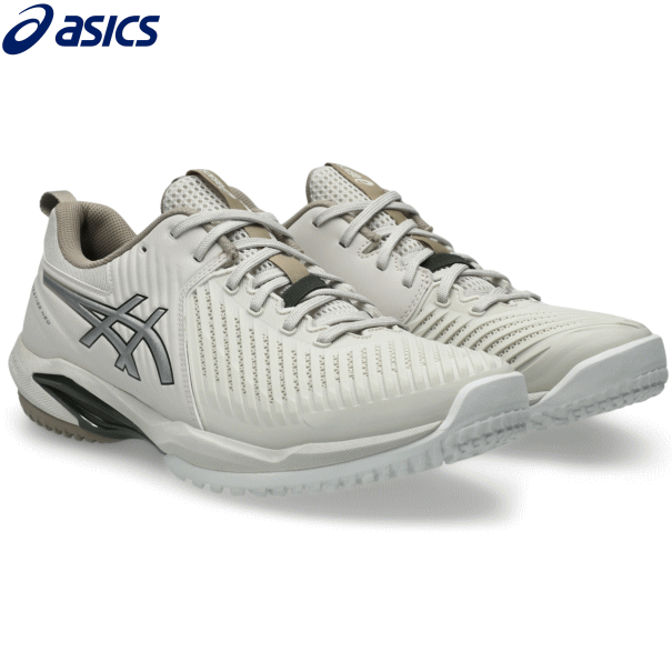 asics アシックス テニスシューズ 優れたスピード性能と快適性を提供するベーシックモデル PRESTIGE NEO OCはこれまでのメッシュ×人工皮革のアッパーからメイン素材をPU素材に変更しリニューアル。 アッパー前足部に足を心地よく包み込むPU素材を使用し、耐久性の向上と長時間着用時の快適性を追求。 ミッドソールに採用したFLYTEFOAM（フライトフォーム）は 軽量かつ快適なクッション性をサポート。 オムニコートやクレー、土のコートでのプレーにおすすめのシューズです。 ■サイズ： 22.5～29.0cm ■カラー： 250：Soft Oat/Pure Silver ■足幅/ラスト： WIDE / 幅広 ■アッパー素材： 合成樹脂・人工皮革（合成皮革）・合成繊維 ■アウター素材： ゴム底 ■インナーソール： 合成樹脂(EVA）/取り替え式 ■生産地：Indonesia / Vietnam ■備考： オールコート用 （公財）日本ソフトテニス連盟公認 ※当店とメーカーの在庫を合わせた数を表示しておりますので 稀に欠品する場合もございます。 ※配送方法の注意事項 メール便・宅配便について メーカー希望小売価格はメーカーサイトに基づいて掲載しています