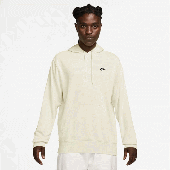 Nike Club Fleeceコレクションから登場したこのパーカーは、 すっきりとしたクラシックなスタイル。斬新なデザインで定番アイテムをワンランク上に仕上げました 2層構造のフードはしっかりとした形状と構造 丸紐タイプの編み込みドローコードですっきりとした雰囲気に調節できます 縫い目にカバーステッチを施して耐久性を強化し個性をプラス お揃いのジョガーやお気に入りのNikeスニーカーと合わせれば、快適でクラシックなスタイルを演出できます ■メーカー希望小売価格：7,800円＋税 ■カラー：133/セイル ■素材：コットン80％、ポリエステル20％ ※当店とメーカーの在庫を合わせた数を表示しておりますので 稀に欠品する場合もございます。 ※配送方法の注意事項 メール便・宅配便について メーカー希望小売価格はメーカーサイトに基づいて掲載しています