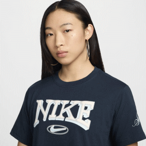 NIKE ナイキ 半袖シャツ Tシャツ スポーツウェア WS NSW VARZITY S/S 女性用 レディース FZ2856 478【1枚までメール便OK】 NIKE ナイキ 半袖シャツ Tシャツ スポーツウェア WS NSW VARZITY S/S 女性用 レディース FZ2856 478【1枚までメール便OK】