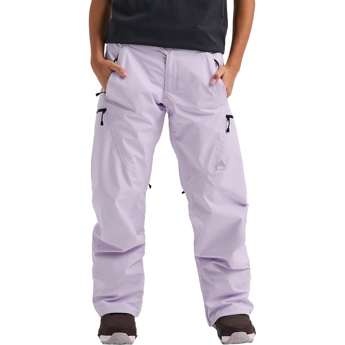 ※当店の商品はすべて日本正規代理店より仕入れた正規品です。【素材】GORE-TEX 2レイヤー リサイクルポリエステルプレーンウーブン素材【仕様(特徴)】・ちょうどいいフィットタイトでもバギーでもない、ちょうど良いシルエットで最適なフィット感を得られます。・ストームプルーフGUARANTEED TO KEEP YOU DRY? GORE-TEX? 2レイヤーは、防水・防風・透湿性と耐久性を兼ね備え、どんなコンディションでもドライで快適な着心地を保ちます。・ライダーを重視した機能シームテープ加工、防水ジップ、腿のジップベント、多彩なポケットなど、ライダー仕様のディテールが随所に施されたパンツ。・Bluesign認定Bluesignが認定した安全・環境基準を満たした製造工程で作られています。・フィットレギュラーフィット・保温性シェル・ライナーナイロンタフタ100%・特長レッグリフト耐水性ブーツゲーターポケット内にキークリップ内側で調節可能なウエスト耐摩耗カフStretch water-repellent powder skirt with Hypalon jacket to pant snaps and storage tabs全ての縫い目にシームテープ加工YKK耐水ジップPFASを意図的に添加していないメンブレン / 撥水加工・ポケットジップ付きバックポケットジップ付きハンドウォーマーポケット腿のジップポケット内側にATMポケット付きハンドウォーマーポケットジップ付き腿ポケットに施したメッシュの携帯電話用スリーブ・ベントメッシュライナー付きでスムーズに開閉できるベント・保証ライフタイムワランティ対象【サイズチャート】〈S〉ウエスト:79cm/ヒップ:107cm/膝周り:51cm/股上:25cm/股下:80cm/〈M〉ウエスト:84cm/ヒップ:112cm/膝周り:53cm/股上:27cm/股下:80cm/〈L〉ウエスト:91cm/ヒップ:118cm/膝周り:55cm/股上:28cm/股下:80cm/※製品により、若干の差異が生じる場合があります。【商品説明】GORE-TEX 2レイヤー構造と高い防水性能。オールシーズン対応可能な高い耐久性を誇るGORE-TEXでワンランク上のレベルへ。シーズン開幕直後から春のウォーターライドまで、いい意味で“しつこく”滑り続けるライダーのための高性能な2レイヤーのシェルパンツです。GORE-TEX?の信頼性と最新のPFCフリーePEテクノロジーに加え、防水ジッパーやシームテープ加工など、ライダー目線で設計された機能を搭載。ベントや調節機能など、ライダー仕様の機能が満載のスノーボードパンツです。カラー：Moondust Purple＜JANコード＞019718331367301971833135500197183313574※商品詳細画像の小物類は付属しません。