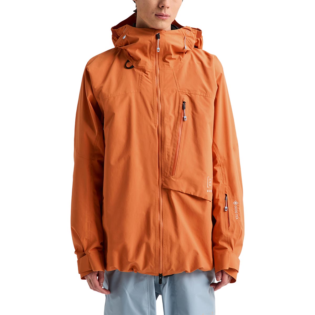 ※当店の商品はすべて日本正規代理店より仕入れた正規品です。【素材】GORE-TEX 2レイヤー 70Dリサイクルナイロンプレーンウーブン素材【仕様(特徴)】・[ak]ライン最高の2レイヤーシェルGORE-TEX 2レイヤーを採用した、Burtonでもっとも機能性に優れたシェルジャケット。・ライダーラップドフィット動きやすさを高める立体裁断を採用。Crossflow Ventingがウェア内の余分な熱をコントロールします。・ミッション対応ディテールインサレーション入りスマートフォンポケット、RECCO、ゴーグル用ポケット、StormFormフード、スリーブスクレーパー。・ライフタイムワランティ対象Burtonが責任を持って保証します。・フィット：レギュラーフィット・保温性シェル・ライナー再生ソフトタフタに穴あきタフタを重ね合わせたデザイン・特長2ウェイジップのフロント動作性を高める立体裁断バックパックを背負いやすいデザインハンドウォーマーポケット内のドローコードで調節可能な裾RECCOリフレクター成型された袖口ユーティリティループ付きポケットフードの開口部はシームレスな圧着加工の伸縮素材袖に取外し可能なスクレーパー付ジップポケット外側からアクセスできるファスナー付き携帯電話ポケット伸縮性のあるジップアウト式パウダースカート（ジャケットとパンツを接続可能）Crossflow Venting全ての縫い目にシームテープ加工YKK耐水ジップPFASを意図的に添加していないメンブレン / 撥水加工・フードCohaesiveシステムで調節できるStormFormフルタイムContourフード・ポケット袖のジップポケット内にベルクロカードポケットを配置内側のメッシュダンプポケットジップ付きハンドウォーマーポケット胸ポケットの内側にパワーメッシュのゴーグル/レンズダンプポケットジッパー付き胸ポケットと拡張可能なマチATMポケット（胸ポケットの内側）・ベントジップ付きサイドボディベント・保証ライフタイムワランティ対象【サイズチャート】〈XS〉腕の長さ:81.5-82cm/胸囲:86-93cm/ウエスト:74-79cm/〈S〉腕の長さ:82.5-84cm/胸囲:93-99cm/ウエスト:79-84cm/〈M〉腕の長さ:84-84.5cm/胸囲:99-104cm/ウエスト:84-89cm/※単位は全て概算値です。 フィット感はスタイルや個人の好みにより異なる場合があります。【商品説明】ハードに、頻繁に滑るライダーのために。Cyclicは、[ak]ラインが誇る2レイヤーの高いパフォーマンスを凝縮したジャケットです。 GORE-TEX 2レイヤーの防風・防水シェルと、ライダーを包み込むようなフィット感が組み合わさり、1日中ハードに動いても、ストレスを感じさせません。ライディング中のウェア内の熱はCrossflow Ventingによってコントロール。[ak]ラインの中核を担うシェルジャケットです。これは、AKキットを構築するためのシェルです。パックに入るから持っていくのではなく、必要だから持っていく。Burtonのライフタイムワランティ対象です。カラー：Goldfish Orange＜JANコード＞019718330428201971833042990197183304312※商品詳細画像の小物類は付属しません。