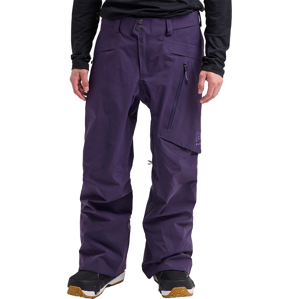 ※当店の商品はすべて日本正規代理店より仕入れた正規品です。【素材】GORE-TEX 2レイヤー 70Dリサイクルナイロンプレーンウーブン素材【仕様(特徴)】・レギュラーフィットレギュラーフィットはまさに理想的です。きつすぎず、だぶつきすぎず、動きやすさを最大限に高めるための工夫が施されています。・ストームプルーフGUARANTEED TO KEEP YOU DRY GORE-TEX 2レイヤーは、防水・防風・透湿性と耐久性を兼ね備え、どんなコンディションでもドライで快適な着心地を保ちます。・[ak]レベルの機能裾の補強パネル、内蔵ブーツゲーター、メッシュライナー付き内もものベンチレーション、3重縫製で強化した縫い目、立体裁断パターンなど、ライダーが求める必要な快適性と[ak]らしい機能性を凝縮しています。・ポケットを便利に配置ハンドウォーマーポケット内のカードポケット、ジッパー付きサイドポケット内のビーコン対応メッシュポケット（ループ付き）、背面のジップポケットなど、必要なギアを手の届く場所に収納できます。・Bluesign認定Bluesignが認定した安全・環境基準を満たした製造工程で作られています。・フィット：レギュラーフィット・保温性シェル・ライナーメッシュでマッピングされたリサイクルソフトタフタ・特長Kick Panels耐摩耗カフ動作性を高める立体裁断バンジーカフエレベータートリプルニードルで強化されたインシーム外側に便利なユーティリティループ耐水性ブーツゲーター内側に調節機能が付いた、体にフィットするウエストバンド全ての縫い目にシームテープ加工YKK耐水ジップ・ポケットキーホルダー付きファスナー付きバックポケットジップ付きハンドウォーマーポケット内側にATMポケット付きハンドウォーマーポケットビーコン対応パワーメッシュポケット（ループ付き）、太もも内側ポケット腿のジップポケット・ベントメッシュライナー付きでスムーズに開閉できる腿内側のベント・保証ライフタイムワランティ対象【サイズチャート】〈S〉ウエスト:79-84cm/ヒップ:94-98cm/〈M〉ウエスト:84-89cm/ヒップ:98-103cm/〈L〉ウエスト:89-94cm/ヒップ:103-108cm/※単位は全て概算値です。 フィット感はスタイルや個人の好みにより異なる場合があります。【商品説明】ライダー目線の機能を満載した、Burton最上位の2レイヤーGORE-TEXビブパンツ。どんな悪天候にも対応するために。メンズ[ak] Cyclic GORE-TEX 2Lパンツは、[ak]ラインが誇る2レイヤーの高性能パンツです。高性能素材と立体裁断により、身体に自然と馴染む着心地と自由な動きを実現。ベンチレーションやフィット調整機能、実用性の高いポケットなど、[ak]ならではのディテールも備えています。深いパウダーや悪天候でのライディングで活躍する1本です。●グラフィックについて芸術、科学、自然が融合したシアノタイプフローラルプリントは、ヴィンテージのシアノタイプフォトグラフィーを通じて本物の花を捉え、幻想的な効果を生み出しています。神秘的で有機的なプリントは、人と山とのつながりのように、土地に深く根ざした感覚をもたらします。カラー：NightshadePurple＜JANコード＞019718330348301971833035060197183303520※商品詳細画像の小物類は付属しません。