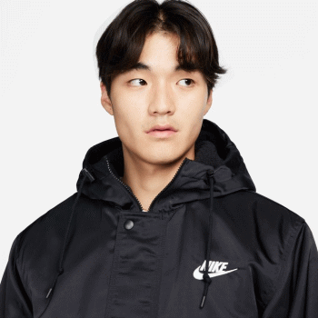バレーボール館のナイキ NIKE ベンチコート ロングコート 中綿コート ナイキ クラブ スタジアム パーカ メンズ 男性用 FB7321 010【ラスト】｜アングル2
