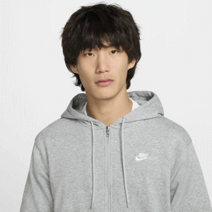 Nike Club Fleeceコレクションから登場したこのフルジップパーカーは、すっきりとしたクラシックなスタイル 斬新なデザインで定番アイテムをワンランク上に仕上げました 2層構造のフードはしっかりとした形状と構造 丸紐タイプの編み込みドローコードですっきりとした雰囲気に調節できます 縫い目にカバーステッチを施して耐久性を強化し、ナイキ クラブ フリース パーカーの個性をプラス ■カラー：(063)ダークグレーヘザー ■素材：コットン80％、ポリエステル20％ ※当店とメーカーの在庫を合わせた数を表示しておりますので 稀に欠品する場合もございます。 ※配送方法の注意事項 メール便・宅配便について メーカー希望小売価格はメーカーカタログに基づいて掲載しています