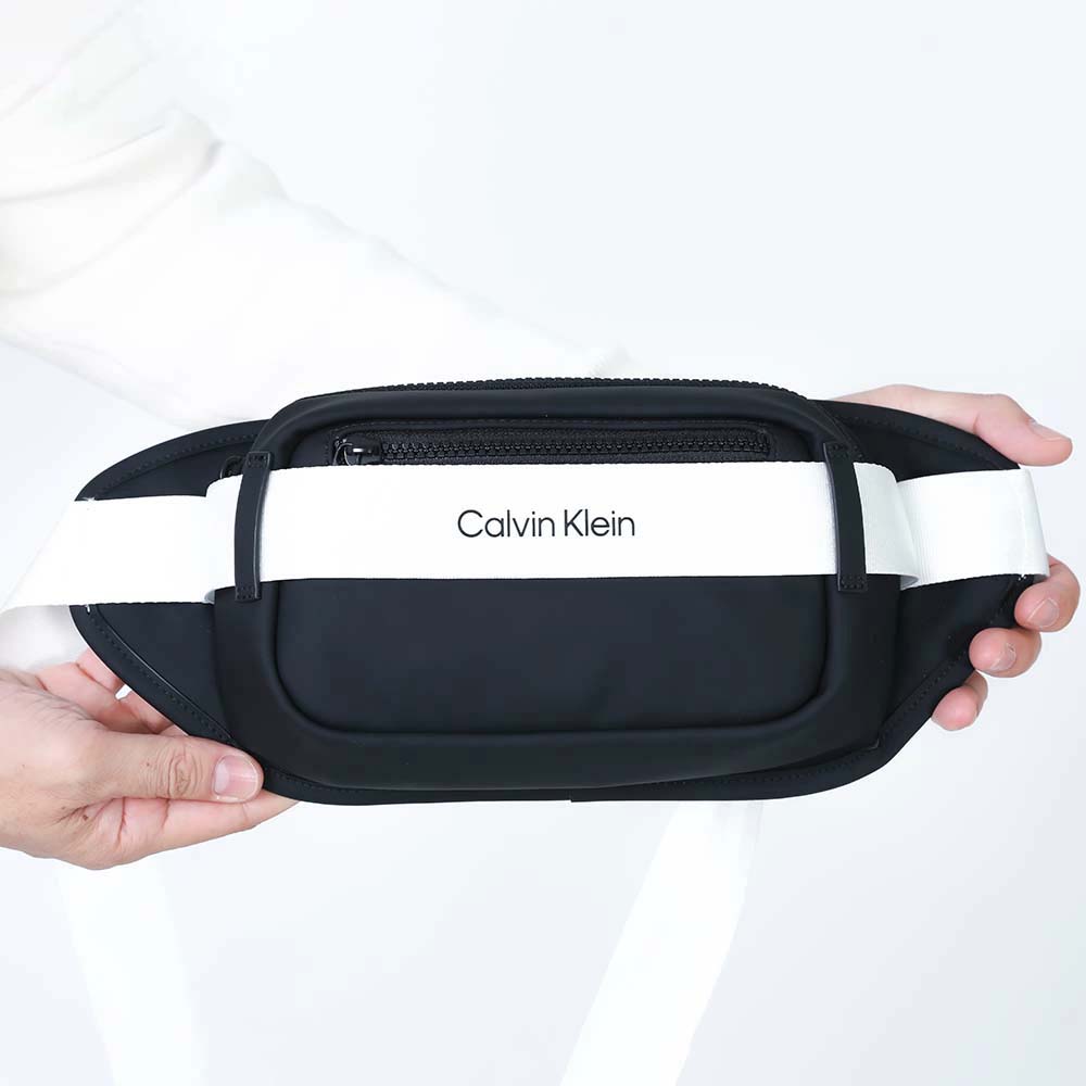 【商品名】 Calvin Klein Jeans カルバン クライン ジーンズ キッズ CKIU0IU00694 BEH ボディバッグ ベルトバッグ 大人もOK (新品) 【品番】 CKIU0IU00694 BEH 【カラー】 ブラック 【素材】 ポリウレタン 【仕様】 開閉：ファスナー 内側：ポケット×2、キーフック×1 外側：ファスナーポケット×1 【サイズ】 縦13cm、横23cm、マチ5cm ショルダーストラップ：約60～105cm（調節可） 【原産国】 中国 【付属品】 製品管理タグ --------------------- ★2025年春夏新作★ Calvin Klein Jeans KIDSから、ボディバッグが入荷しました。 内側にはポケット2つとキーフック付き。 シンプルなデザインなのであらゆるファッションに馴染みます。 ユニセックスでお使いいただけます。 自分へのご褒美やプレゼントにもおすすめ。