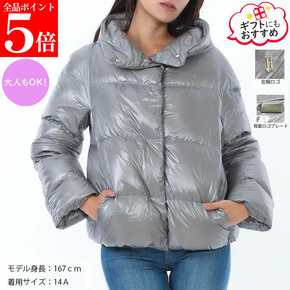 【商品名】 ★2025AW★　 Herno Kids ヘルノキッズ PI000189G 12017Z 9406 ダウンジャケット アウター 大人もOK (新品) 【型番】 PI000189G 12017Z 9406 【カラー】 グレー 【サイズ】 12A（7号） 約 着丈: 52cm、裄丈:60cm、胸囲: 90cm 14A（9号） 約 着丈: 55cm、裄丈:64cm、胸囲: 100cm 重さ：約530g ※モデル着用サイズ：14A 【素材】 外側の布地: 100%ナイロン 裏地: 100％ナイロン 中綿: 100％ポリエステル ダウン80%フェザー20% 【仕様】 表：ポケット×2 【原産国】 モルドバ 【付属品】 ハンガー、製品管理タグ --------------------- ★2025年秋冬新作★ Herno Kids ヘルノキッズ からダウンジャケットが入荷しました。 ボリュームのあるハイネックのデザインがお洒落なダウンジャケット。 左胸Hロゴ、背面ロゴプレートのゴールドが上品なアクセントになっています。 キッズモデルですが、大人の方でもお使いいただけるデザインとなっております。 自分へのご褒美やプレゼントにもお勧めです。 （国内発送、送料無料、新品）