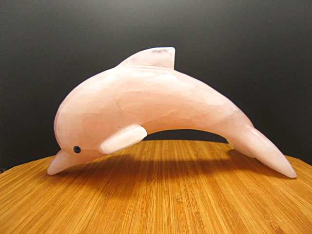 【天然石彫刻】ローズクオーツ イルカ イルカの彫刻 天然石 彫刻 天然水晶 彫刻 風水 縁起物 風水彫刻 天然石 最高級 手彫り 彫刻置物 天然石 パワーストー...