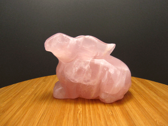 【天然石彫刻】ウサギの彫刻 マダガスカル産 ローズクオーツ うさぎ 天然石 彫刻 天然水晶 彫刻 風水 縁起物 風水彫刻 天然石 最高級 手彫り 彫刻置物 天然...