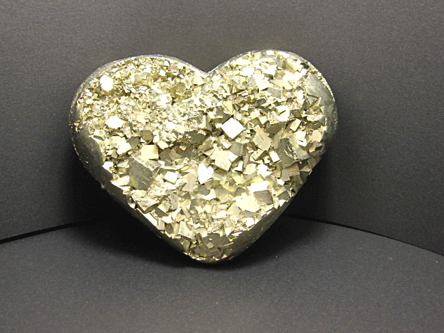 【天然石彫刻】ハート パイライト 天然石 彫刻 天然水晶 彫刻 風水 縁起物 風水彫刻 天然石 最高級 手彫り 彫刻置物 天然石 パワーストーン アクセサリー