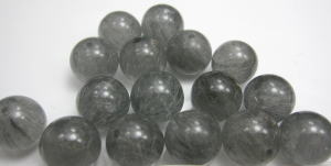 ブルールチルの秘めたパワー：学習・創作活動など、何事も中途半端に終わり、落ち着きがなく、すぐに諦めてしまい、最後まで続かない人におすすめです。持つ人の雑念を払い、一心不乱に打ち込むことができるような集中力を与えるでしょう。 芸術的センスや感受性を高めたいとき、インスピレーションが欲しいとき、創造活動や発想の転換など、様々な場面でこの石を近くに置いておくことをお勧めします。 仕事面では、冷静な判断力を与え、ビジネスチャンスを得る事ができるでしょう。また、自分自身を発展させ、能力を高めることによって仕事運をUPさせてくれます。また、恋愛においても力を発揮します。なかなか関係が進展しない、夫婦の間で隠し事が多くなってきた、冷めた相手の心を取り戻したいときにも　変わらぬことのない永遠の愛情をえることができるでしょう。 約11mm強　　藍ルチル 価格：￥6．000（税別） 透明感はありませんが、全体的に色は揃っていいます。ブルーグレーって感じです