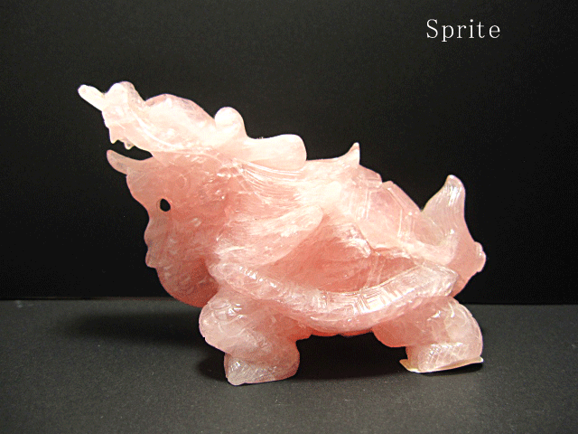 【天然石彫刻】ロングイ 龍亀 マダガスカル産 ローズクオーツ 紅水晶水晶の彫刻 彫刻 風水 縁起物 財運を高める 商売繁盛運 縁起物 風水彫刻 天然石 最高級 ...