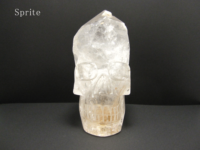 【天然石彫刻】ルチルクオーツ(針水晶) スカル彫刻、骸骨 天然水晶 風水 魔除け祈願 厄除け祈願 縁起物 風水彫刻 天然石 最高級 手彫り 彫刻置物 天然石 パ...