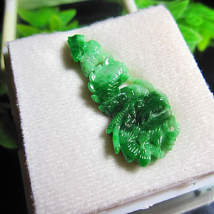 翡翠　龍ペンダント/ジェダイト/ミャンマー産/ビルマ/ひすい/彫刻