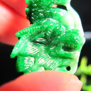 翡翠　龍ペンダント/ジェダイト/ミャンマー産/ビルマ/ひすい/彫刻