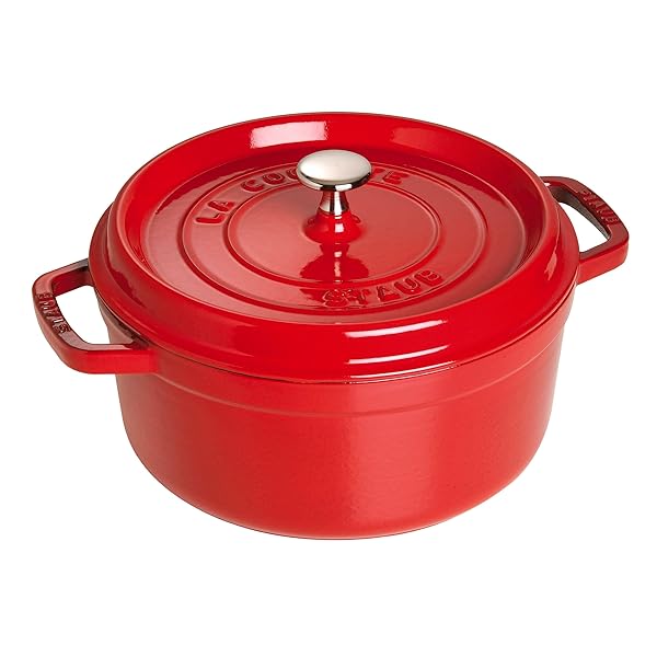 staub ストウブ ピコ ココット ラウンド 18cm チェリー 鋳物ホーロー 両手鍋 無水調理 フランス製 Z1033-328ブランドストウブ(Staub)色03)チェリーモデル40509-814-0商品説明【商品概要】鋳物ホーロー鍋の均一な熱伝導と蓄熱性 / ストウブの鋳鉄構造により、鍋全体へムラなく熱を伝え、煮込み・焼き・蒸し料理に対応。余熱を活かした調理にも使いやすい両手鍋。無水調理に対応するピコ構造 / 蓋裏の突起（ピコ）が蒸気を循環させ、食材の水分を活用した無水調理が可能。野菜や肉の風味を引き出しやすい設計。18cmサイズで日常使いに適した容量 / 2〜3人分のスープや煮込み料理に使いやすいサイズ感。家庭用として取り入れやすい鋳物ホーロー鍋。IH・ガス火・オーブン対応の多用途設計 / IHクッキングヒーター、ガスコンロ、オーブンに対応し、焼く・煮る・蒸すなど幅広い調理方法に活用可能。ホーロー加工による耐久性と扱いやすさ / 表面はホーローコーティング仕様で、酸や匂い移りに配慮。日常使いしやすく、長く使える設計。【商品説明】【商品詳細】ブランド：ストウブ(Staub)商品種別：鋳物ホーロー鍋商品名：staub ストウブ ピコ ココット ラウンド 18cm チェリー 鋳物ホーロー 両手鍋 無水調理 フランス製 Z1033-328製造元：ストウブ(Staub)商品番号：1004199発売日：2009年03月15日商品内容：18cm色：03)チェリー商品タイプ：01)正規品【当店からの連絡】【配送について】当店では複数の物流拠点から発送しております。外装箱が提携配送センターのものである場合がございますが、品質に問題はございません。あらかじめご了承ください。