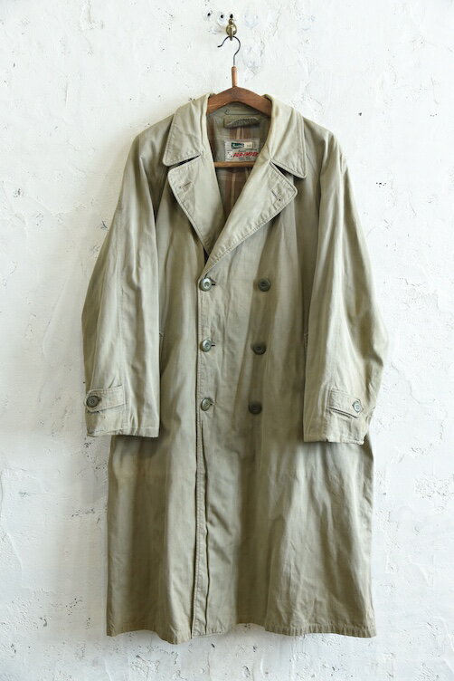 1960年代、フランス製のダブルブレストコートになります。 年代物ですので全体的に汚れがありますが、そこを含みでヴィンテージならではの良い雰囲気に仕上がっています。 襟はラペルになっています。 サイドポケットは斜め口のポケットです。 サイドポケットの裏側はパッチポケットになっているので、スルーポケットとしても使える仕様になっています。 ストラップが付いているので袖口の調節が可能です。 背面には20センチ程度のセンターベントが入っています。 とても珍しいデザイン、そして上質な生地を使用、Burberryなどのコートともまた違ったエレガントな印象のコートです。 こちらがタグになります。 着用イメージ 身長 171&#13213; 体重 58kg お探しの方いらっしゃいましたら、この機会に是非いかがでしょうか。 商品詳細 素材 コットン サイズ ●表記サイズ 無し（実寸サイズを参考にM相当） ●実寸サイズ（多少の誤差はご了承下さい） 着丈 約115&#13213;（襟の付け根から裾までの直線） 身幅 約60&#13213;（脇下の直線） 肩幅 約47&#13213;（肩先から肩先までの直線） 袖丈 約62&#13213;（袖の付け根から袖の端までの直線） ※ラグランですので肩幅と袖丈は大体の採寸です。 状態 状態はUSEDで使用感や色落ち、汚れが全体的に多くありますが、非常にヴィンテージの良い雰囲気が感じられる状態です。 ※ダメージに理解のあるBORO好きの方や珍しいヴィンテージアイテム好きの方にお勧めです。 注意書き 画面上と実物では多少色具合が異なって見える場合もございます。ご了承ください。 【対象 ※以下のような方に多くご利用いただいております。】 年代：〜20代、30代、40代、50代、60代〜 メンズ、男性向け（レディース、女性向けもございます）、ヤング、ミドル、アダルト、シルバー、シニア世代、お父さん世代 よく読む雑誌：POPEYE、ポパイ、MEN'S NON-NO、メンズノンノ、men's FUDGE、メンズファッジ、OCEANS、オーシャンズ、Safari、サファリ、2nd、セカンド、Lightning、ライトニング、カジカジ、CLUTCH Magazine、クラッチ マガジン、HOUYHNHNM、フイナム、Fine、ファイン、GO OUT、ゴーアウトをよく読まれる方 ジャンル：ヨーロッパ古着系、ユーロヴィンテージ系、アメトラ系、カジュアル系、アメリカン、アメカジ系、ストリート系、トラッド系、アウトドア系、ワーク系、ミリタリー系 【素材・仕様・シーズン】 フランス製、ロングコート、コットンロングコート、春服、秋冬、秋服、冬服、ファッション、おしゃれ、オシャレ、かわいい、カワイイ、人気、定番、アクセント、大人、流行、トレンド、コーデ、コーディネート、シンプル、インパクト、万能、スタイル、旬、魅力、マスト、アイテム、カジュアル、ストリート 【プレゼント・イベントにも】 ギフト、贈り物、誕生日、父の日、母の日、敬老の日、クリスマス、ハロウィン、バレンタイン、就職祝い、入学祝い、進学祝い、新社会人、新成人、結婚祝い