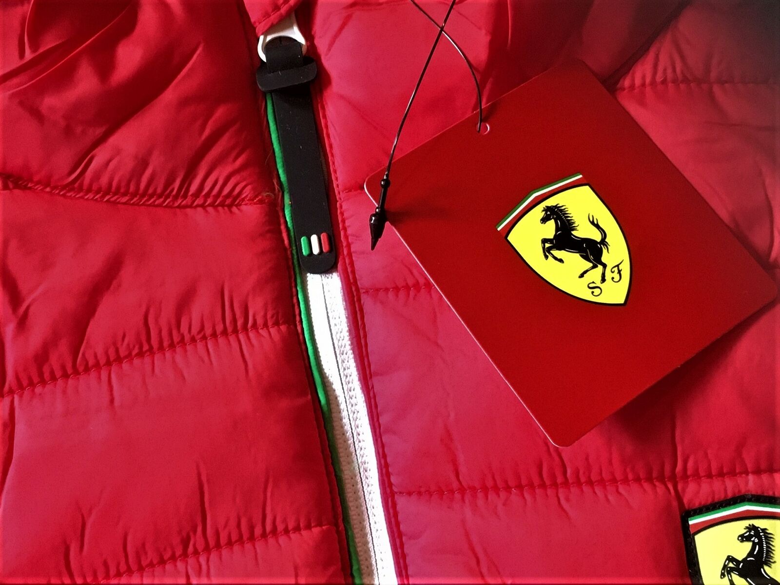 ★送料無料★ScuderiaFerrariOfficialRedPaddedGiletVestフェラーリオフィシャルベストダウンベストレッド