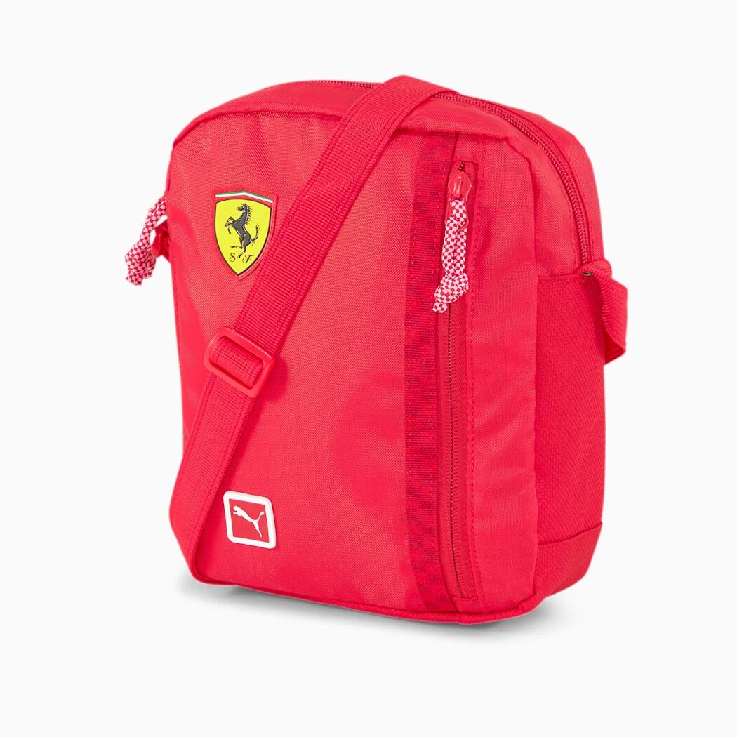 Scuderia Ferrari オフィシャル ポータブル バッグです。 *こちらは海外倉庫からの発送のため、お届けまでに約2週間ほどお時間が掛かります。