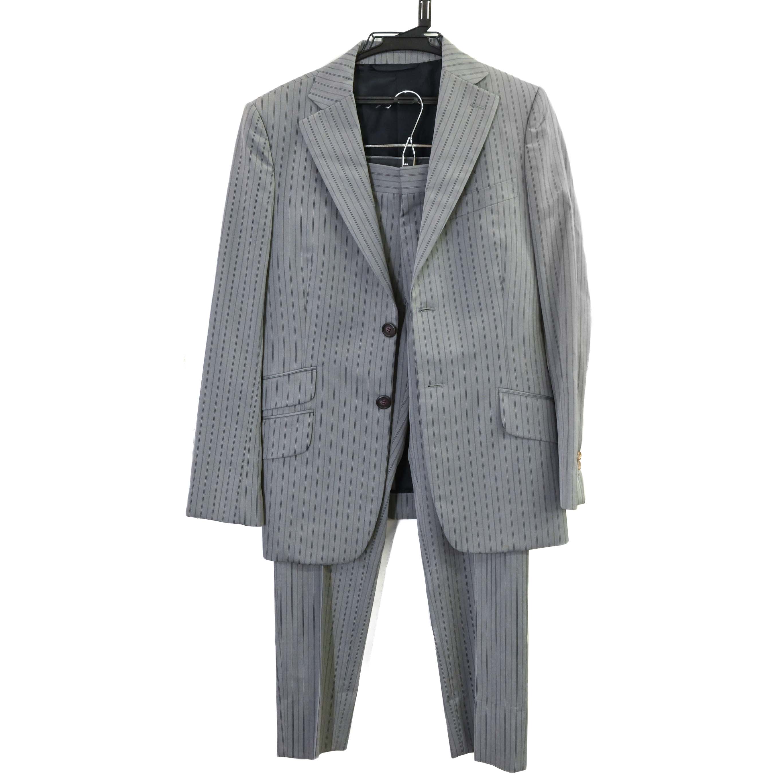 【商品詳細】 商品番号：250944 ブランド：ヴィヴィアンウエストウッド 商品名：セットアップジャケット ジャケットサイズ：♯46 サイズ：ジャケット（肩幅）43cm、（身幅）49.5cm、（袖丈）62cm、（着丈）cm パンツ（ウエスト幅）41cm、（ヒップ幅）49cm、（股下）70cm 素材：ウール、グレー 状態：A 一か所生地表面に点状の小さなダメージ、ウエスト内側糸ほつれ、クリーニング済 付属品：なし 【コメント】 ヴィヴィアンウエストウッドらしい高級感あふれるスーツ。 ストライプがさわやかでおしゃれな逸品でございます。 お安くご提供させて頂きますのでお早めにどうぞ。