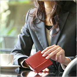 薄い財布abrAsus（アブラサス）レディース小銭入れ付き二つ折りの薄型レディース財布。携帯性、機能性、デザイン性のバランスを追及した人気の革財布。女性へのプレゼントにもお勧めの女性用財布。スーパークラシック