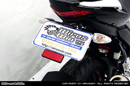 スズキ・モーターサイクル・インディア 製 ジクサーSF（150） 用のフェンダーレスKitです。 ノーマルフェンダーを外して取り付けます。後加工の必要もなく簡単に装着することが出来ます。 ナンバー灯は白色LEDタイプを採用しています。配線は純正と同じカプラーになっていますので、差し替えるだけで簡単に繋げます。 純正のリフレクター（反射板）、ウインカーも取り付けられるようになっています。 フェンダーレス化することにより、タイヤが露出されレーシーな感じに仕上がります。 SUS304ステンレス製でバフ仕上げの為、高級感バツグンです。かなり目立ち、ドレスアップとしては最高です！ ・ ・ ・ 注　意　事　項 ・ ・ ・ 弊社フェンダーレスキットは、長い純正フェンダー（泥よけ）を取り外すことにより、すっきりとしたリア周りに仕上げることを目的とした商品です。 またリア周りのメンテナンスやレース等の使用における空気抵抗を抑える理由から、弊社製品はナンバープレートホルダーの角度を変更することができる設計になっています。 しかし、道路交通法の保安基準ではリフレクター（反射板）の装着義務やナンバープレートの角度を約45度以内（後方からナンバープレートを目視で確認できる角度）とすることが定められております。 弊社製品は仕様としてナンバープレートホルダーの角度調節することは可能ですが、一般公道等の道路交通法を遵守しなければならない道路では保安基準を超えた角度（正確に目視できない角度）での製品の使用は法律で禁じられておりますので絶対におやめください。