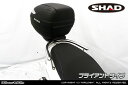 アクシスZ用 SHAD製リアボックス付きタンデムバーです。 ※車体型式：8BJ-SEJ6J／エンジン型式：E33VE に適合します。 SHAD（シャッド） 製リアボックス【 SH29 】（サイズ：380mm (L) x 400mm (W) x 300mm (H)・本体重量：約2.6kg・容量：29L）を装備したタンデムバーです。 リアボックスと、タンデムバーの同時装着を可能にしたニューアイテムです。 リアボックスは車種よっては加工や専用ステーを別途購入しないと取り付けできませんが、タンデムバーにリアボックス用ベースブラケットを融合する事によって無加工で装着できるようにしました。（画像3枚目参照） タンデムバーはバランスの良い32mm径を採用。パッセンジャーが握りやすく力を入れやすいので、安全性も高くなっております。 バーエンドの形状をお好みに応じて ブライアントタイプ と エレガントタイプ の 2タイプ から選択して頂けます。 リアボックスのスペックはディフューザーダクトなどの付加物のある大きめのフルフェイスのヘルメットが1個と、グローブなど＋αが収納できるサイズで最大積載量は3kgです。 材質は無塗装ブラックの材質PP（ポリプロピレン）で、丈夫な作りになっています。 開閉はレバーを押すだけで簡単にできます。付属のキーでロックも可能。 リアボックスの取り外しはレバーを押すだけで簡単に脱着でき、持ち運びが簡単にできるのでいたずらや盗難から大切な荷物を守る事ができます。 タンデムバーの材質は、耐久性、耐腐食性の高いSUS304ステンレス製です。 仕上げはバフ掛けを施していますので、高級感タップリでドレスアップにも最適の逸品です！ デザインカスタム重視の方、タンデムが多い方などに特にオススメです。 リアボックス用ベースブラケットには、GIVI（ジビ） 製、COOCASE（クーケース） 製リアボックスのベースを取り付ける専用穴も開いていますので、それぞれのリアボックスもボルトオンで取り付け可能です。 その他汎用リアボックスも取り付け穴を利用して取り付けできます。 取り付けするリアボックスの容量はおよそ28Lまでのボックスをお取り付けください。 WirusWinステッカー、WirusWinプレート付属。