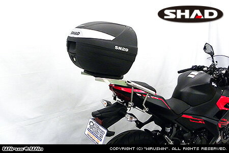 Ninja250用 SHAD製リアボックス付きタンデムバーです。。 ※車体型式：2BK-EX250P 、8BK-EX250Y に適合します。 SHAD（シャッド）社 製リアボックス【 SH29 】（サイズ：380mm (L) x 400mm (W) x 300mm (H)・本体重量：約2.6kg・容量：29L）を装備したタンデムバーです。 リアボックスと、タンデムバーの同時装着を可能にしたニューアイテムです。 リアボックスは車種よっては加工や専用ステーを別途購入しないと取り付けできませんが、タンデムバーにリアボックス用ベースブラケットを融合する事によって無加工で装着できるようにしました。 タンデムバーはバランスの良い32mm径を採用。パッセンジャーが握りやすく力を入れやすいので、安全性も高くなっております。 リアボックスのスペックはディフューザーダクトなどの付加物のある大きめのフルフェイスのヘルメットが1個と、グローブなど＋αが収納できるサイズで最大積載量は3kgです。 材質は無塗装ブラックの材質PP（ポリプロピレン）で、丈夫な作りになっています。 開閉はレバーを押すだけで簡単にできます。付属のキーでロックも可能。 リアボックスの取り外しはレバーを押すだけで簡単に脱着でき、持ち運びが簡単にできるのでいたずらや盗難から大切な荷物を守る事ができます。 タンデムバーの材質は、耐久性、耐腐食性の高いSUS304ステンレス製です。 仕上げはバフ掛けを施していますので、高級感タップリでドレスアップにも最適の逸品です！ リアボックス用ベースブラケットには、GIVI（ジビ）社 製、COOCASE（クーケース）社 製リアボックスのベースを取り付ける専用穴も開いていますので、それぞれのリアボックスもボルトオンで取り付け可能です。 その他汎用リアボックスも取り付け穴を利用して取り付けできます。 取り付けするリアボックスの容量はおよそ28Lまでのボックスをお取り付けください。 WirusWinステッカー、WirusWinプレート付属。