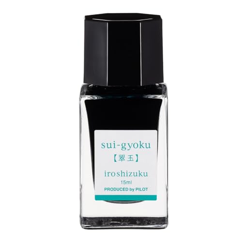 翠玉/15 ml/INK15NSU・Color:翠玉Size:15 ml・パッケージ個数:1・書く喜びと楽しみを広げる彩り豊かなインキシリーズ・別売りのコンバーターを装着し、ペン先を首の部分までインキに浸してそれぞれの吸入方法（回転吸入式・プッシュ式）で吸入し使用します。 ※プランジャ式吸入機構・回転吸入機構万年筆は本体に直接吸入し使用します。※カスタムURUSHIにはご使用になれません・【容量】15ml・【重量】83.9g・【インキ】水性染料日本には、美しい自然や景色が多く存在し、またそれらにはとても美しい名があります。 iroshizuku-色彩雫（いろしずく）シリーズは、その美しい情景から創造された彩り豊かなインキです。 さらなる書く喜びと楽しみをあなたに。
