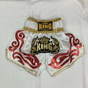 【商品名】 【訳アリ】TOP KING BOXING　トップキングボクシング キックボクシング ムエタイ パンツ 【内容量】 1枚 【サイズ】 Mサイズ（ウエスト28インチ） 【商品説明】 特別に設計され、デザインされたショートパンツで、快適さとスタイルを重視して作られています。 キックと膝の間の動きをスムーズにするために特別に広く設計されています。 ハイキックなどの動きを制限することなく最大限の快適さとぴったりフィットのための伸縮性ウエストバンドを搭載。 訳アリ商品の為、汚れや色移りがあります。 写真でお確かめください。 ※お尻部分に黄ばみがあります（4枚目写真） ※股部分に黄ばみがあります（5枚目写真） ※ウエスト部分に若干黄ばみがあります（6枚目写真） *当店の商品はすべて正規品ですので、ご安心してお買い求めください。 *予告なくパッケージ等がリニューアルする場合がございます。ご不安な場合は必ずお問い合わせください。 ・メーカー名：トップキング ・製造国：タイ製 ・商品区分：衣類 ・広告文責：有限会社ワイズギフト　連絡先050-3612-6714