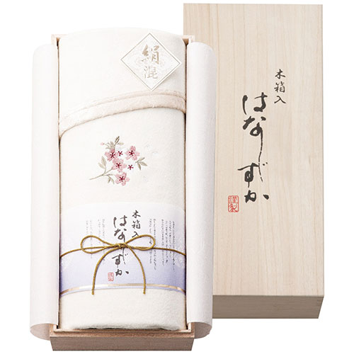 木箱入りの高級感あふれる寝具に、四季を彩る花々を刺繍しました 日本人の心に確かにつたわる、ぬくもりのあるギフトです 140×200cm毛布1枚・ヨコ糸(毛羽部分):綿85%・シルク15%・タテ糸:ポリエステル100%・ヘム:ポリエステル100%・1kg [中国製]