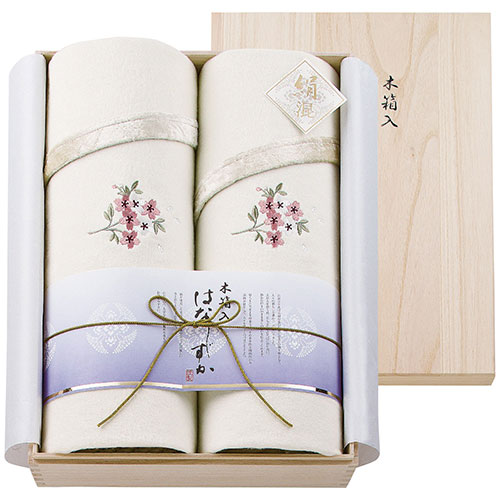 木箱入りの高級感あふれる寝具に、四季を彩る花々を刺繍しました 日本人の心に確かにつたわる、ぬくもりのあるギフトです 140×200cm毛布2枚・ヨコ糸(毛羽部分):綿85%・シルク15%・タテ糸:ポリエステル100%・ヘム:ポリエステル100%・各1kg [中国製]
