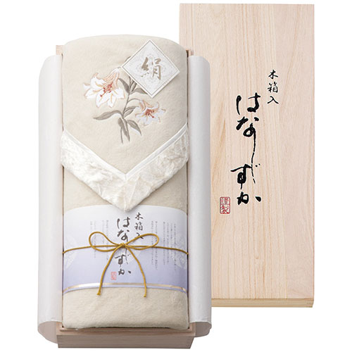 木箱入りの高級感あふれる寝具に、四季を彩る花々を刺繍しました 日本人の心に確かにつたわる、ぬくもりのあるギフトです 140×200cm毛布1枚・ヨコ糸(毛羽部分):シルク100%・タテ糸:ポリエステル100%・ヘム:ポリエステル100%・1.2kg [中国製]