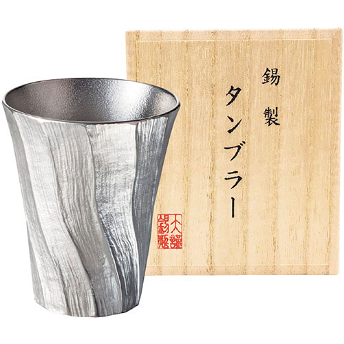 [商品名]本錫タンブラー200ml 深山(みやま)(桐箱入) C4114547代引き不可商品です。代金引換以外のお支払方法をお選びくださいませ。本錫は変色が少く、長く優しく輝き、水を浄化する性質で、飲み物をまろやかにします。経済産業大臣指定の伝統工芸「大阪浪華錫器工芸」メーカー品番 : tmiサイズ : φ7.5×9cm箱サイズ : 12.8×10.8×10.2cm材質 : 本錫原産国 : 日本パッケージ重量 : 300g本錫タンブラー200ml 深山(みやま)(桐箱入)※入荷状況により、発送日が遅れる場合がございます。