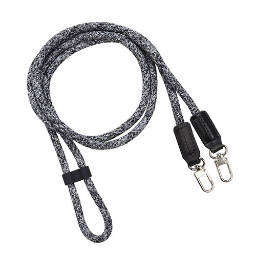 創造生活館のスマートフォンやスマホケースを軽快に斜めがけ。カジュアルな服装やアウトドアのシーンによく合うロープタイプのショルダーストラップ。 ストラップ長さ : 70cm(長さ調整可能) TPUシートサイズ : W55×H35×D0.6mm …｜アングル2