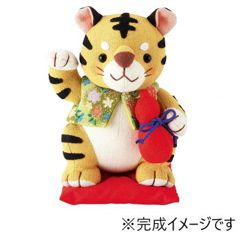 「福村弘美」先生デザインのかわいい干支(寅)ぬいぐるみキットです。【用意するもの】縫い針、まち針、刺しゅう針、縫い糸(布に近い色)、しつけ糸、ハサミ、(布・糸・紙用)、チャコペン、定規、アイロン、目打ち、ほお紅(またはピンクの色鉛筆)、スティックのり、布用ボンド※布を表に返す際、割り箸などの細い棒や手芸用カンシがあると便利です。※ミシンがあると便利です。【備考】生地・色・柄等、キット内容は一部変更する場合があります。柄の出方は異なる場合がございます。出来上がりサイズには、若干の差が生じます。サイズ出来上がりサイズ(約):高さ17×長さ13×奥行き11cm個装サイズ：30×20×5cm重量個装重量：140g仕様初級〜中級者向デザイン:福村弘美セット内容表布(7種)、柄ちりめん(1種)、フェルト(3種)、詰め綿、目ボタン(2個)、飾り紐(1本)、刺しゅう糸(1本)、作り方説明書、実物大型紙生産国日本fk094igrjs